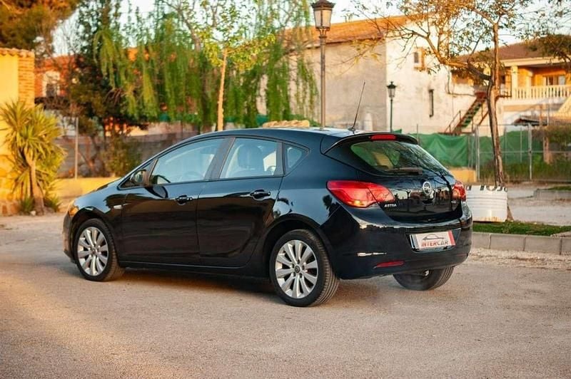 Usado Opel Astra Enjoy 110 CV (80 kW) 2010 Negro Utilitario