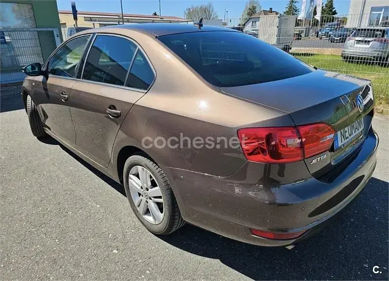 Usado VW Jetta Advance 122 CV (89 kW) 2012 Marrón Berlina