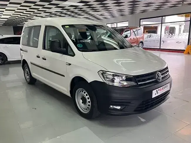 Käytetty VW Caddy Trendline 102 HP (75 kW) 2018 Valkoinen Tila-auto