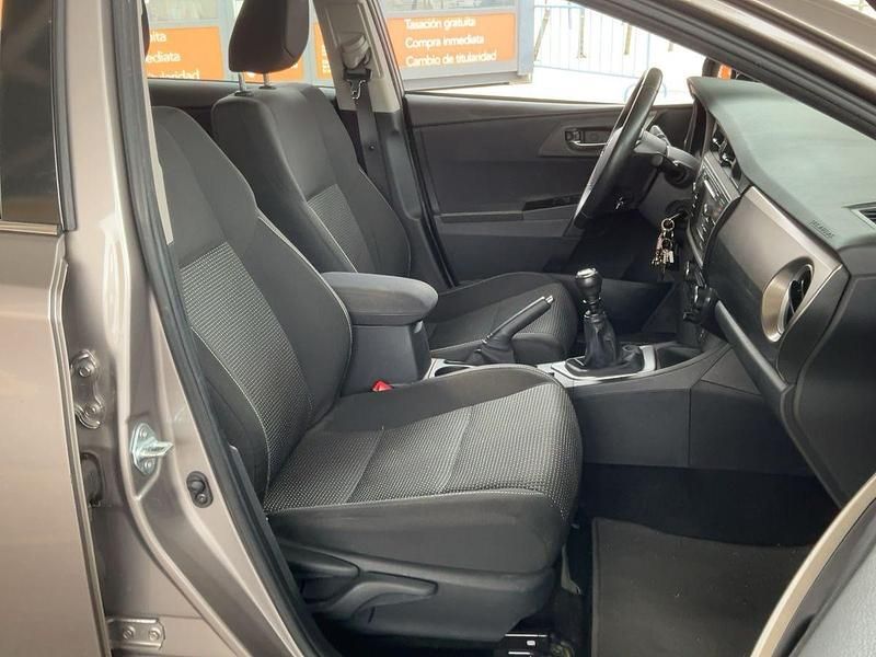 Usado Toyota Auris Active 132 CV (97 kW) 2013 Gris Utilitario