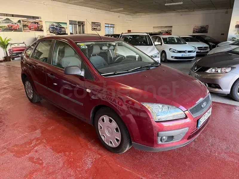 Usado Ford Focus Ghia 100 CV (73 kW) 2005 Granate Berlina