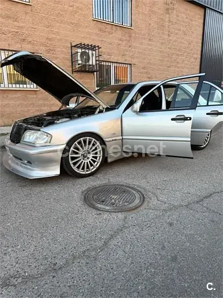 Usado Mercedes C230 193 CV (141 kW) 1997 Gris / plata Berlina