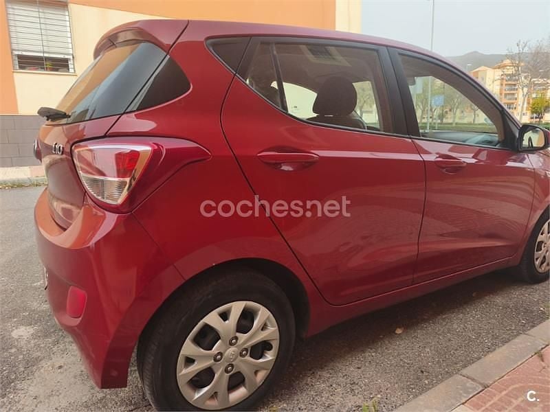 Usado Hyundai i10 66 CV (48 kW) 2015 Granate Utilitario