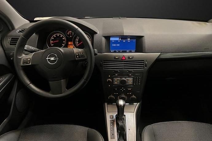 Usado Opel Astra GTC Cosmo 125 CV (91 kW) 2006 Negro Berlina