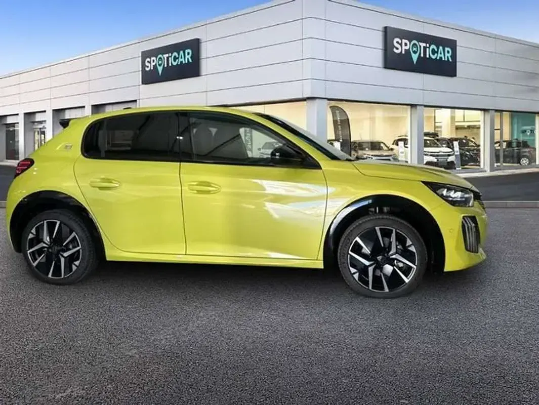 Usado Peugeot e-208 GT 114 kW (156 CV) 2024 Amarillo Utilitario