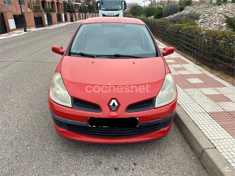 Usado Renault Clio II Expression 75 CV (55 kW) 2005 Rojo Berlina