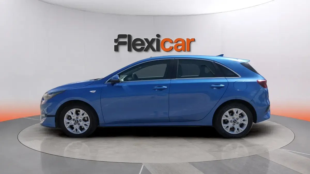 Usado Kia Ceed 136 CV (100 kW) 2023 Azul Utilitario