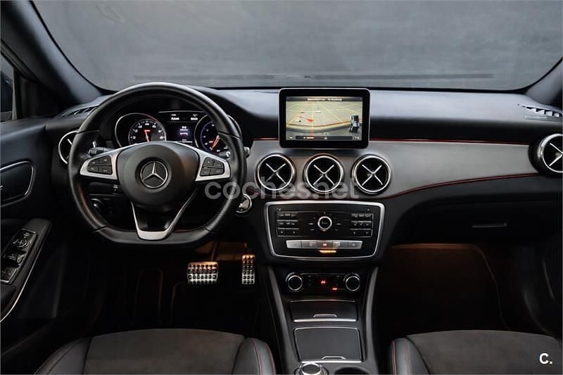 Usado Mercedes CLA200 Shooting Brake 136 CV (100 kW) 2018 Negro Familiar