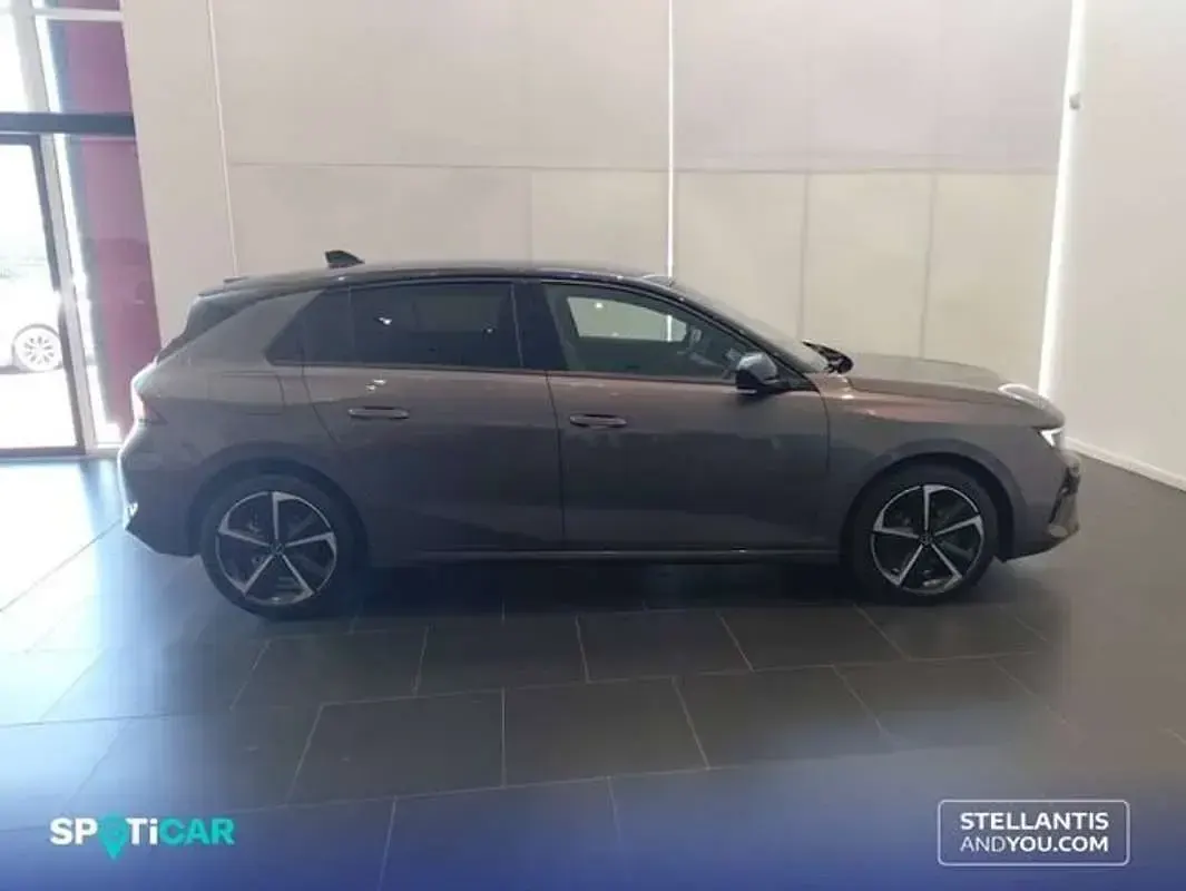 Usado Opel Astra 131 CV (96 kW) 2025 Gris Utilitario