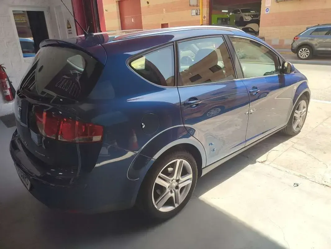 Usado Seat Altea Ecomotive 105 CV (77 kW) 2013 Azul Monovolumen