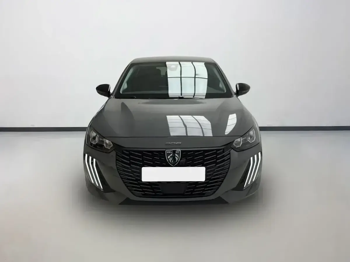 Nuevo Peugeot e-208 Allure 114 kW (156 CV) 2025 Gris Utilitario