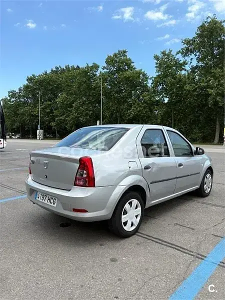 Usado Dacia Logan Ambiance 75 CV (55 kW) 2011 Gris / plata Berlina