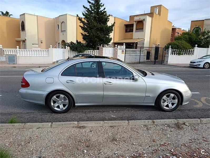 Usado Mercedes E320 Avantgarde 204 CV (150 kW) 2005 Gris / plata Berlina