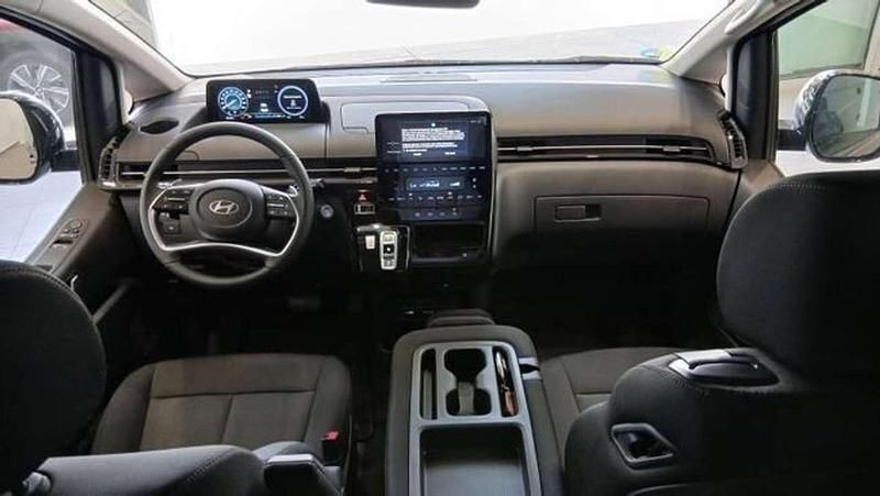 Usado Hyundai Staria 226 CV (166 kW) 2025 Gris Monovolumen