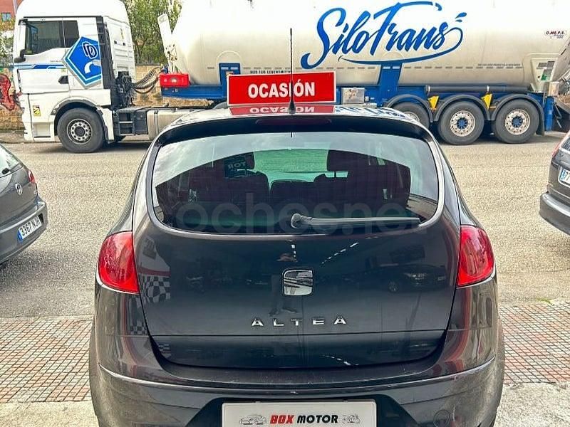 Usado Seat Altea Reference 105 CV (77 kW) 2006 Gris / plata Monovolumen