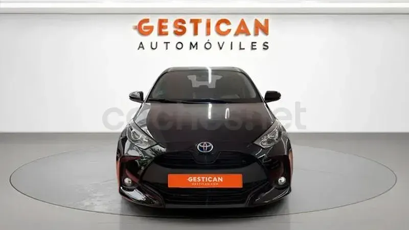 Usado Toyota Yaris Hybrid Active 116 CV (85 kW) 2022 Negro Berlina