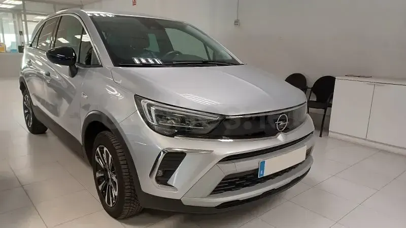 Usado Opel Crossland Elegance 110 CV (80 kW) 2024 Gris / plata SUV