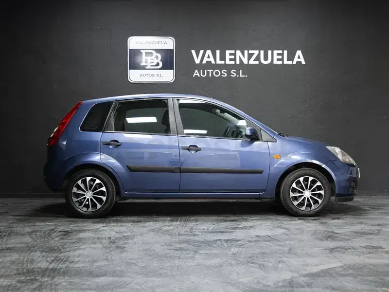 Usado Ford Fiesta Ambiente 68 CV (50 kW) 2006 Azul Utilitario