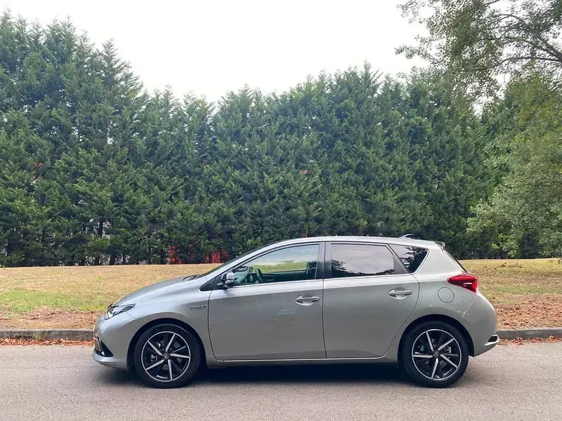 Usado Toyota Auris Hybrid 136 CV (100 kW) 2018 Beige Berlina