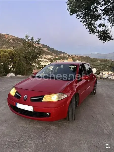 Usado Renault Mégane III Dynamique 105 CV (77 kW) 2008 Rojo Berlina