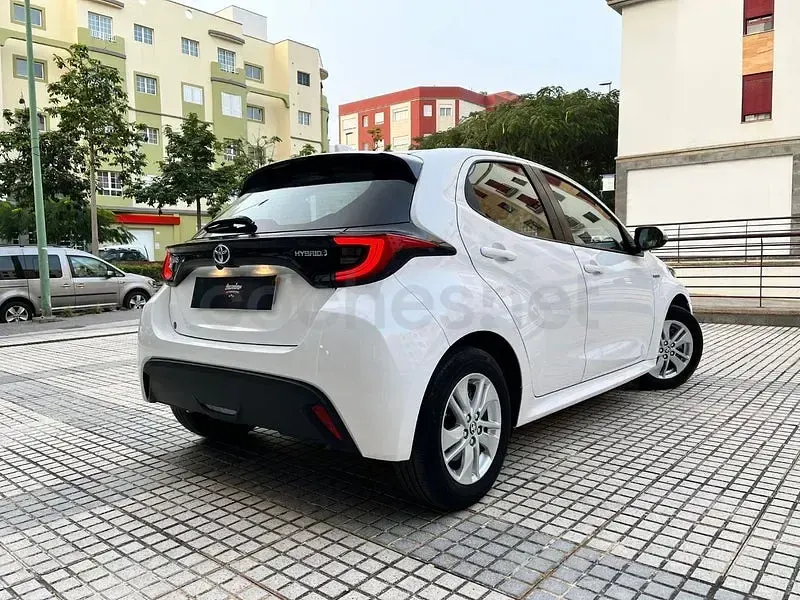 Używany Toyota Yaris Hybrid Business Edition 116 KM (85 kW) 2022 Biały Sedan/Limuzyna