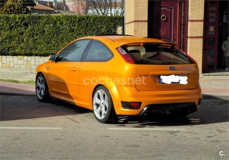 Usado Ford Focus ST 225 CV (165 kW) 2007 Naranja Berlina