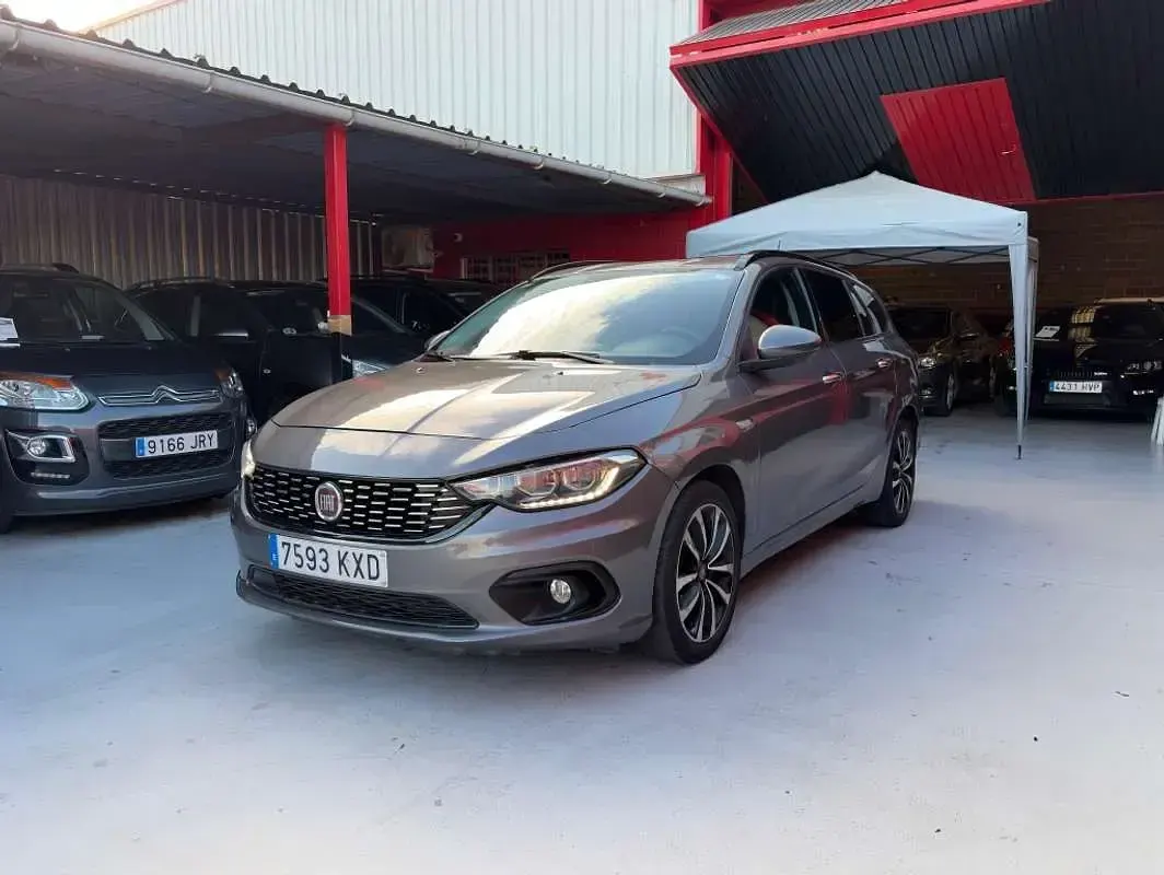 Usado Fiat Tipo Lounge 120 CV (88 kW) 2019 Gris Familiar