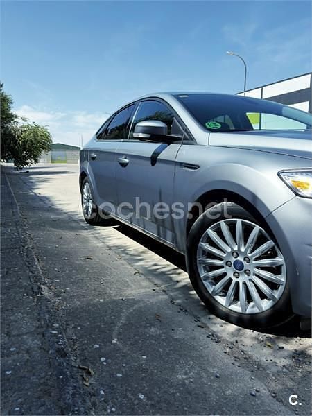 Usado Ford Mondeo Limited 160 CV (117 kW) 2014 Gris / plata Berlina