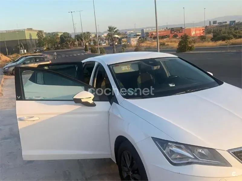Usado Seat Leon Style 115 CV (84 kW) 2019 Blanco Berlina