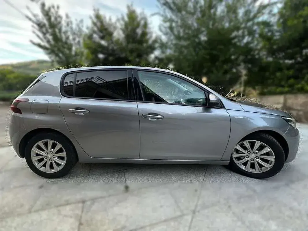 Usado Peugeot 308 Style 131 CV (96 kW) 2019 Gris Utilitario