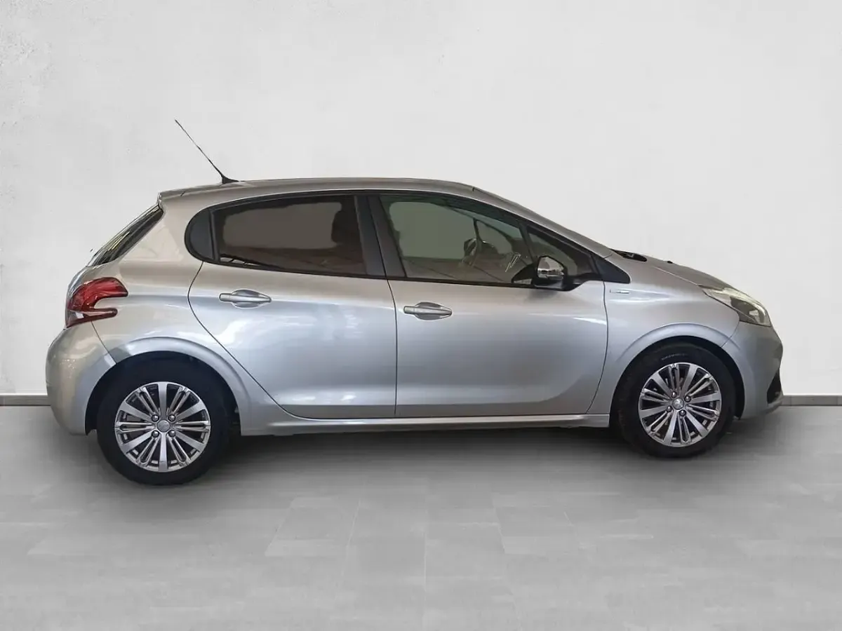 Usado Peugeot 208 Active 75 CV (55 kW) 2021 Gris Utilitario