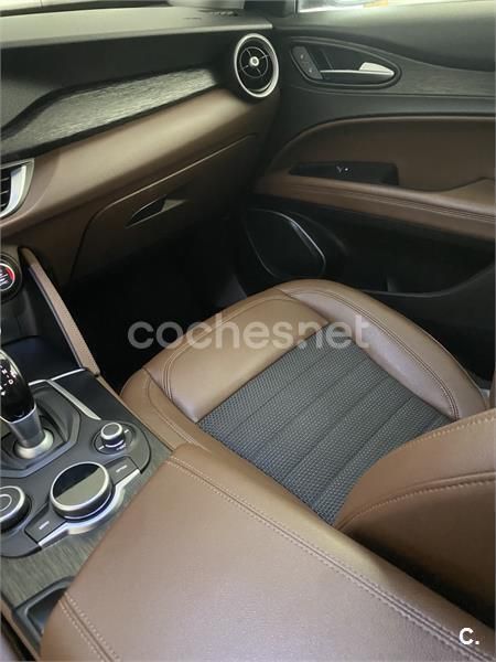 Usado Alfa Romeo Stelvio Executive 210 CV (154 kW) 2019 Gris / plata SUV