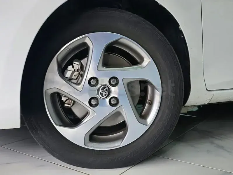 Usado Toyota Yaris Hybrid City 100 CV (73 kW) 2016 Blanco Berlina