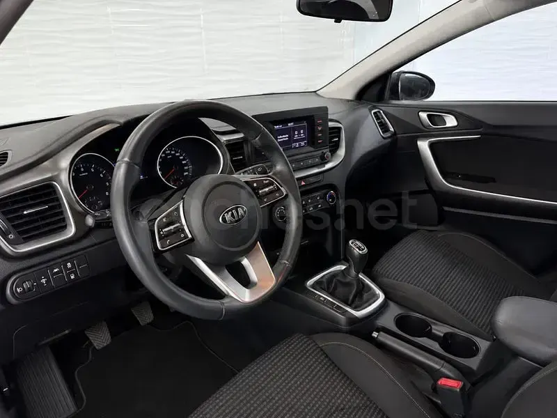 Usado Kia Ceed 120 CV (88 kW) 2021 Gris / plata Utilitario