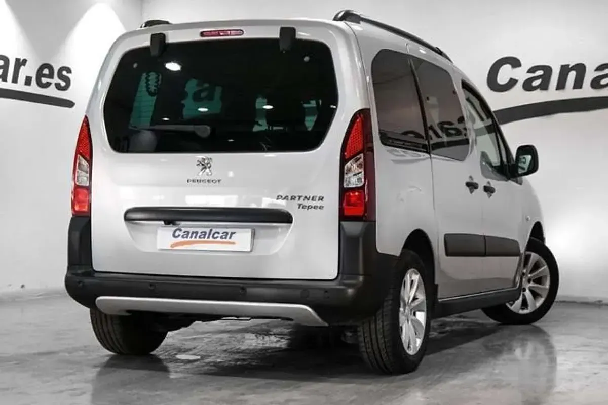 Usado Peugeot TePee Style 99 CV (72 kW) 2018 Gris Van