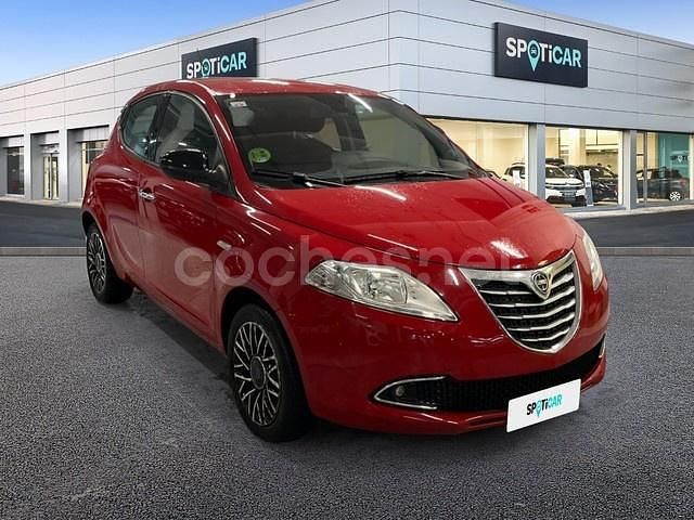 Usado Lancia Ypsilon 69 CV (50 kW) 2015 Rojo Utilitario