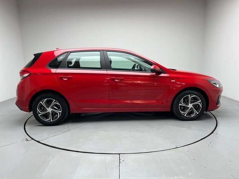 Usado Hyundai i30 120 CV (88 kW) 2021 Rojo Berlina