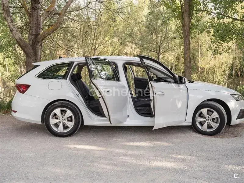 Usado Skoda Octavia Ambition 115 CV (84 kW) 2021 Blanco Familiar