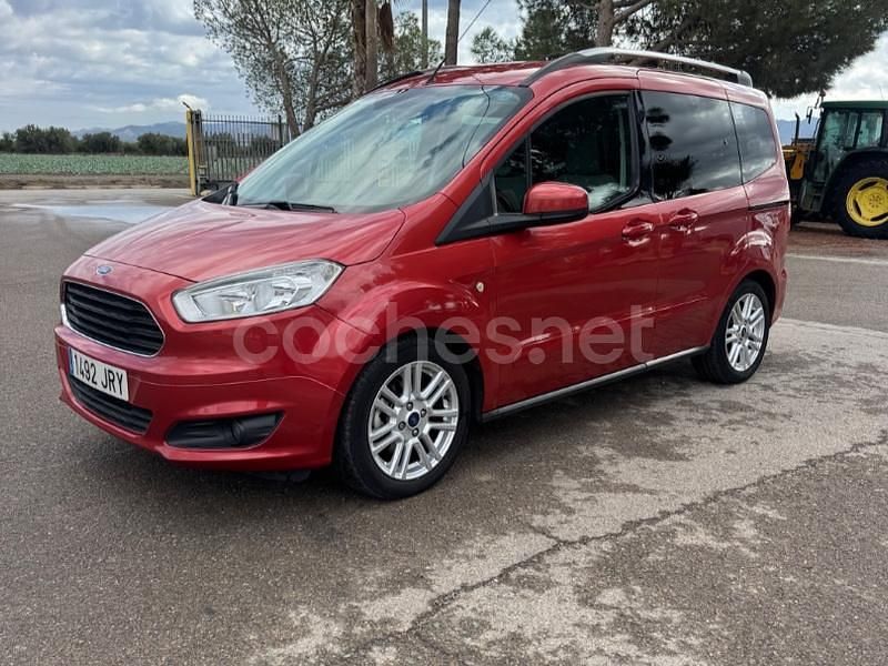 Usado Ford Tourneo Courier Titanium 100 CV (73 kW) 2016 Granate Monovolumen