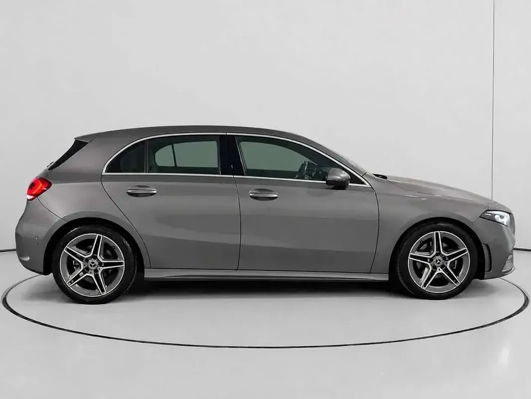 Usado Mercedes A180 116 CV (85 kW) 2022 Gris Utilitario