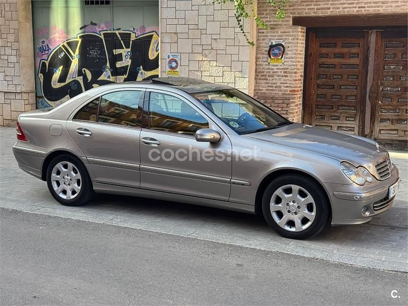 Usado Mercedes C220 Elegance 150 CV (110 kW) 2006 Gris / plata Berlina