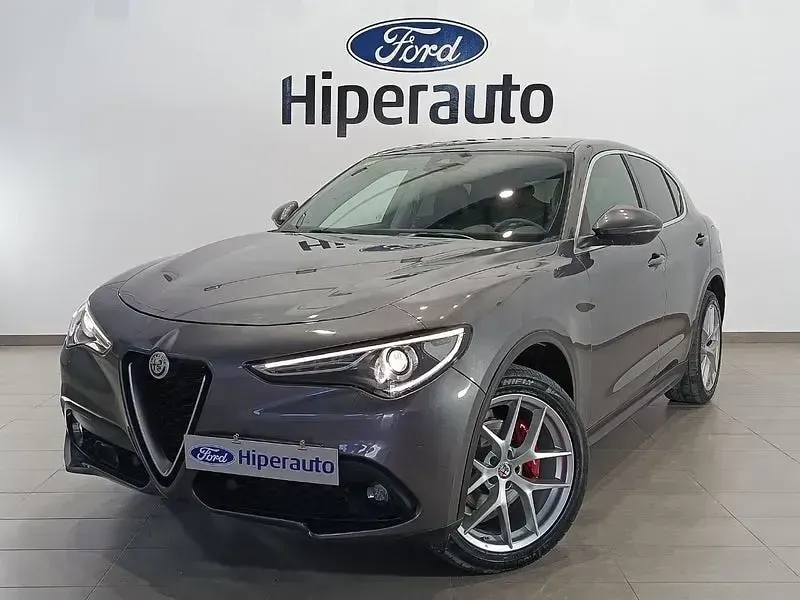 Usado Alfa Romeo Stelvio Executive 210 CV (154 kW) 2020 Gris / plata SUV