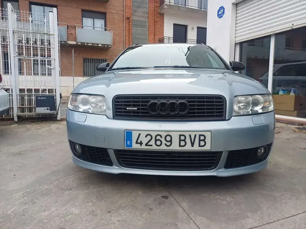 Usado Audi A4 150 CV (110 kW) 2002 Gris Berlina
