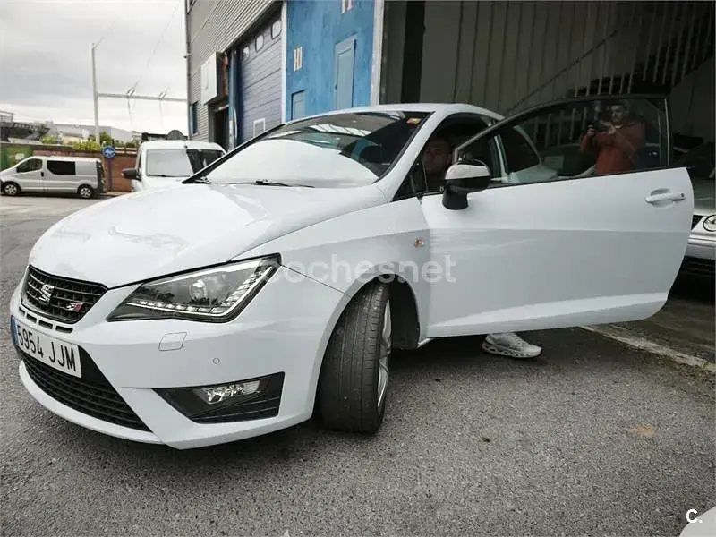 Usado Seat Ibiza SC CUPRA 192 CV (141 kW) 2015 Blanco Utilitario