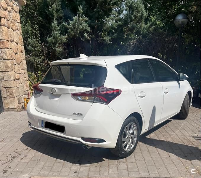 Usado Toyota Auris Active 112 CV (82 kW) 2015 Blanco Berlina