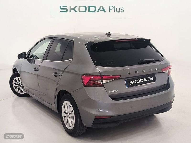 Usado Skoda Fabia Selection 95 CV (69 kW) 2025 Gris / plateado Berlina