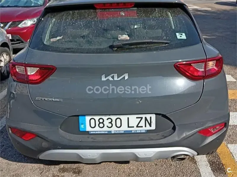 Usado Kia Stonic 84 CV (61 kW) 2022 Gris / plata SUV