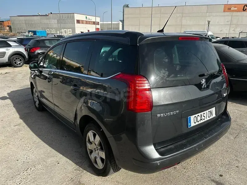 Usado Peugeot 5008 Allure 115 CV (84 kW) 2013 Gris / plata Monovolumen