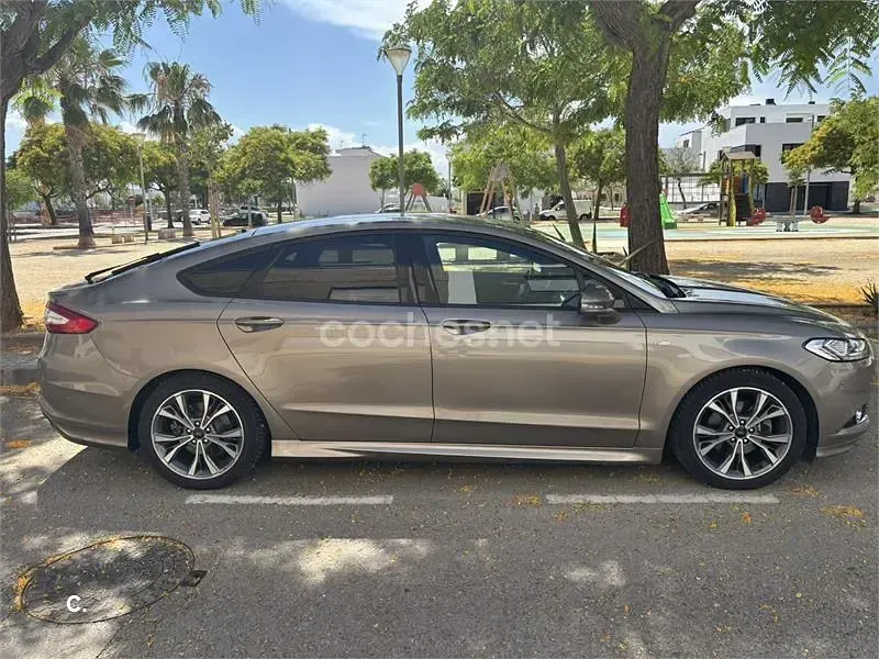 Usado Ford Mondeo ST-Line 165 CV (121 kW) 2018 Beige Berlina