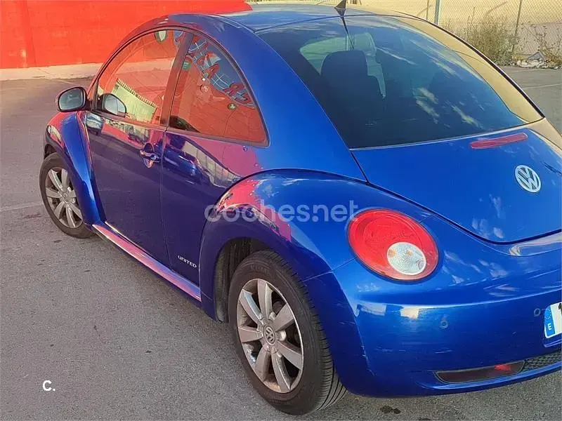 Usado VW New Beetle 105 CV (77 kW) 2009 Azul Utilitario